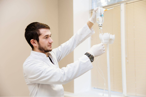 Врач готовит капельницу